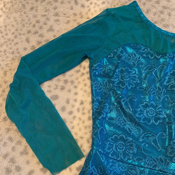 Mesh sleeve flower lace like shiny dance costume. - Picture 3 of 8